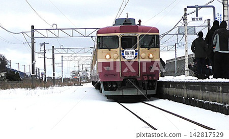 Echigo Tokimeki Railway, in JNR express train livery, snowscape on its final day. Echigo Tokimeki Railway, in JNR express train livery, snowscape on its final day. 142817529