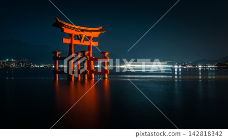 夜晚的高大鳥居和船隻燈光劃過的軌跡 夜晚的高大鳥居和船隻燈光劃過的軌跡 142818342