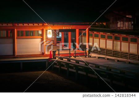 夜幕下的嚴島神社木棧道 142818344