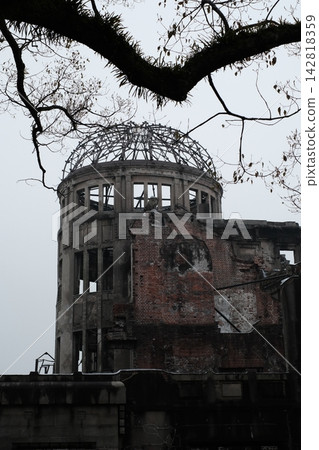 透過樹枝看到的原子彈爆炸圓頂 透過樹枝看到的原子彈爆炸圓頂 142818359