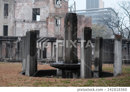 原子彈爆炸圓頂屋前的建築遺跡。 原子彈爆炸圓頂屋前的建築遺跡。 142818360