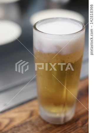 Draft beer with plenty of foam 142818366