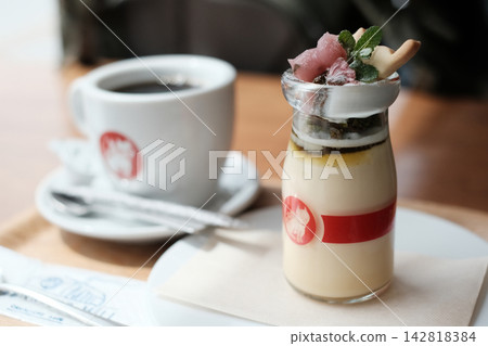 玻璃罐裝甜點和咖啡 玻璃罐裝甜點和咖啡 142818384
