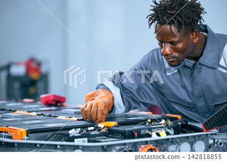 EV battery service mechanic working electric car lithium ion Battery pack maintenance garage EV battery service mechanic working electric car lithium ion Battery pack maintenance garage 142818855
