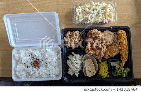 Delicious bento box for 800 yen Delicious bento box for 800 yen 142819464