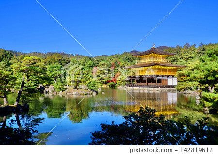 金閣寺、舍利殿及世界遺產的秋季美景(京都北區) 金閣寺、舍利殿及世界遺產的秋季美景(京都北區) 142819612