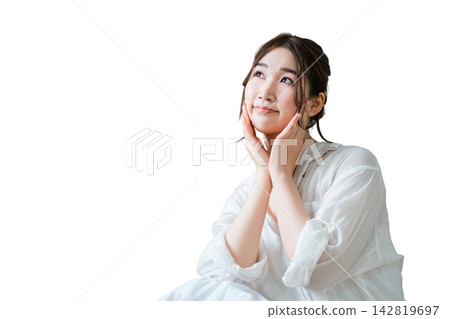 一位年輕女性進行皮膚護理和保濕的肖像(乳液、血清、基本化妝品、化妝品、化妝品) 一位年輕女性進行皮膚護理和保濕的肖像(乳液、血清、基本化妝品、化妝品、化妝品) 142819697