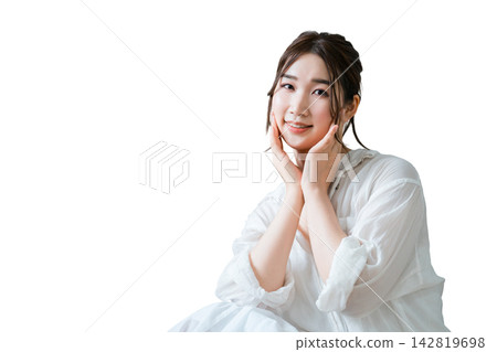 一位年輕女性進行皮膚護理和保濕的肖像(乳液、血清、基本化妝品、化妝品、化妝品) 一位年輕女性進行皮膚護理和保濕的肖像(乳液、血清、基本化妝品、化妝品、化妝品) 142819698