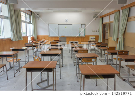 奈良縣下市町一所已關閉的小學教室裡,課桌椅整齊排列,呈現出一幅令人懷念的景象。 奈良縣下市町一所已關閉的小學教室裡,課桌椅整齊排列,呈現出一幅令人懷念的景象。 142819771