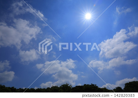 藍天,陽光和雲彩 藍天,陽光和雲彩 142820383