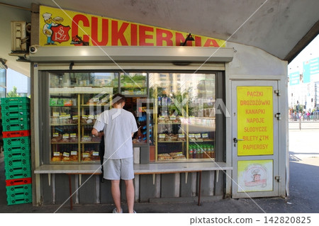 [Poland] [Warsaw] Streetscape of Warsaw, Kiosk 142820825