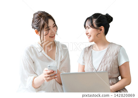 同時使用智慧型手機和筆記型電腦的女性、朋友、媽媽和同事。 同時使用智慧型手機和筆記型電腦的女性、朋友、媽媽和同事。 142820869