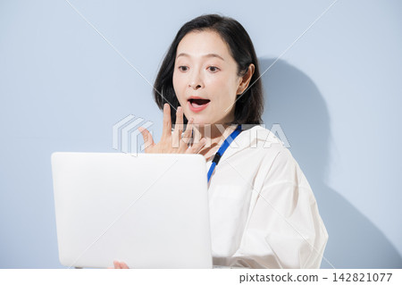 一位女上班族看著她的筆記型電腦,臉上露出驚訝、震驚和憂慮的神情,可能是因為工作上的問題、錯誤或麻煩。 一位女上班族看著她的筆記型電腦,臉上露出驚訝、震驚和憂慮的神情,可能是因為工作上的問題、錯誤或麻煩。 142821077