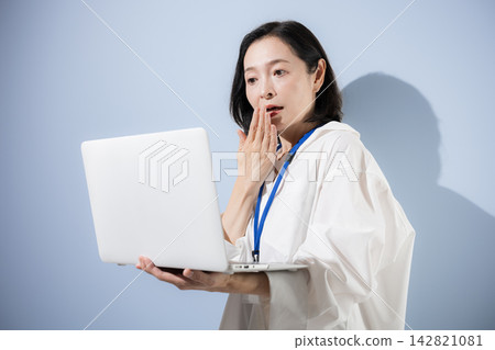 一位女上班族看著她的筆記型電腦,臉上露出驚訝、震驚和憂慮的神情,可能是因為工作上的問題、錯誤或麻煩。 一位女上班族看著她的筆記型電腦,臉上露出驚訝、震驚和憂慮的神情,可能是因為工作上的問題、錯誤或麻煩。 142821081