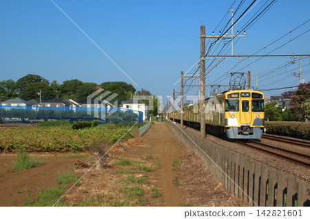 西武海島線 2000 系列列車駛過小平市(東京都小平市小川町)的田野。 西武海島線 2000 系列列車駛過小平市(東京都小平市小川町)的田野。 142821601