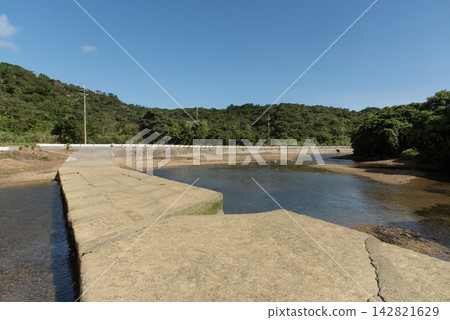 沖繩大浦川上,湛藍的天空和紅樹林,還有一座潛水橋。 沖繩大浦川上,湛藍的天空和紅樹林,還有一座潛水橋。 142821629