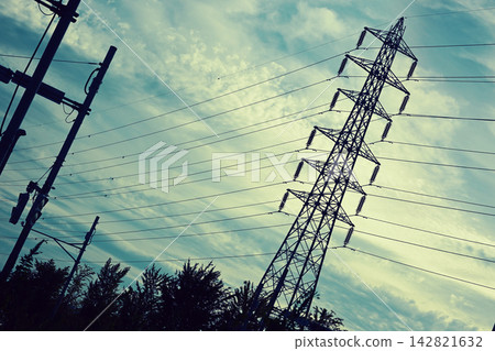 輸電塔、高壓電線、高壓塔 輸電塔、高壓電線、高壓塔 142821632
