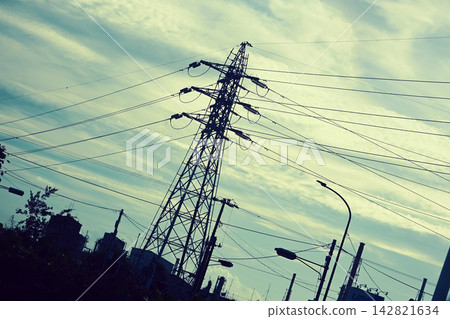 輸電塔、高壓電線、高壓塔 輸電塔、高壓電線、高壓塔 142821634