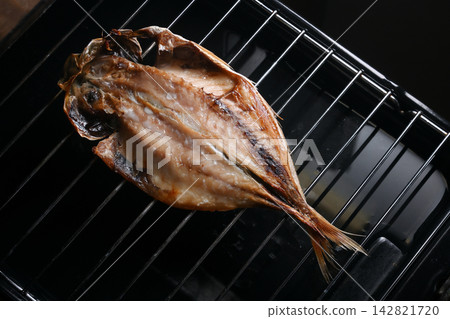烤乾竹莢魚,用烤魚架烤製,烤乾竹莢魚 烤乾竹莢魚,用烤魚架烤製,烤乾竹莢魚 142821720