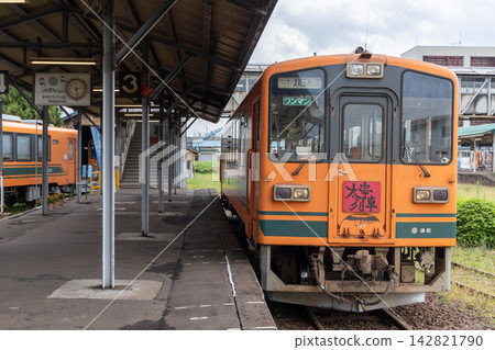 一列火車停靠在津輕鐵道津輕五所河原站。 一列火車停靠在津輕鐵道津輕五所河原站。 142821790