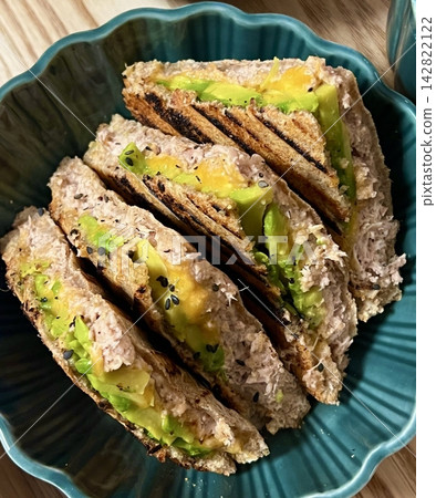 Delicious sandwich filled with fresh ingredients like crisp vegetables, tender meats, and savory spreads, all between two slices of soft bread. Perfect for a quick and satisfying meal. 142822122