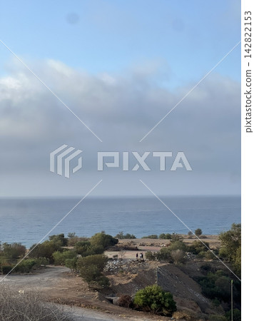 A breathtaking view of the sea with gentle waves and a serene horizon. A calming scene where the sky meets the ocean, offering peace, freedom, and endless inspiration. 142822153