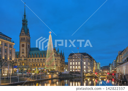 Hamburg Germany night Christmas market at Rathaus City Hall Square Hamburg Germany night Christmas market at Rathaus City Hall Square 142822337