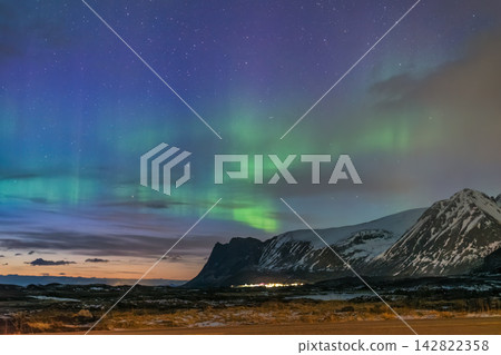 Lofoten Norway, aurora borealis northern lights winter landscape at Gimsoystraumen Rasteplas 142822358