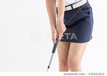 一雙女人的手握著一支高爾夫球桿 一雙女人的手握著一支高爾夫球桿 142822822