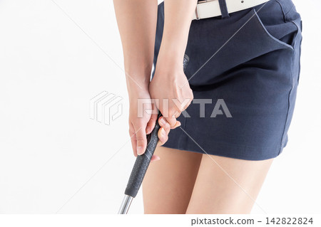 一雙女人的手握著一支高爾夫球桿 一雙女人的手握著一支高爾夫球桿 142822824