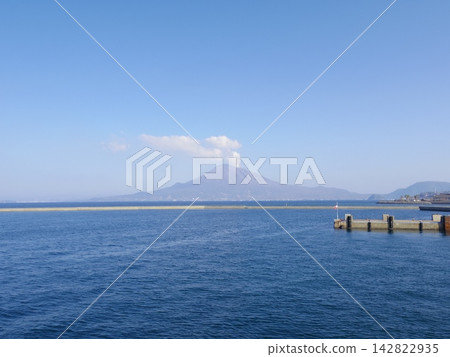 從垂水港(鹿兒島縣垂水市)看到的櫻島火山 從垂水港(鹿兒島縣垂水市)看到的櫻島火山 142822935