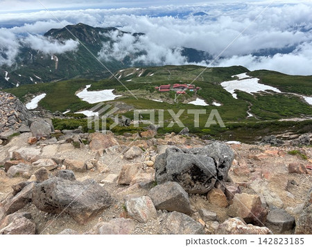 從禦前峰山頂眺望白山室堂和別山上空的雲海。 從禦前峰山頂眺望白山室堂和別山上空的雲海。 142823185