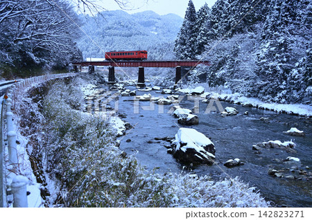 一列紅色火車在雪中疾馳 142823271
