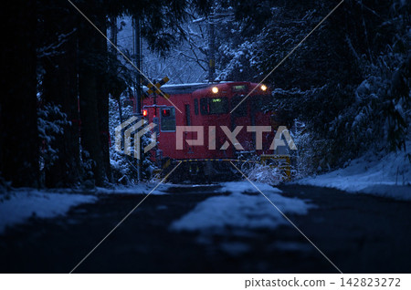 雪中的一列紅色火車 142823272