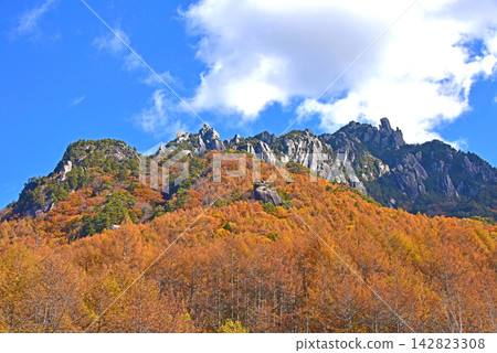 八嶽山、水垣山、紅葉風景 142823308