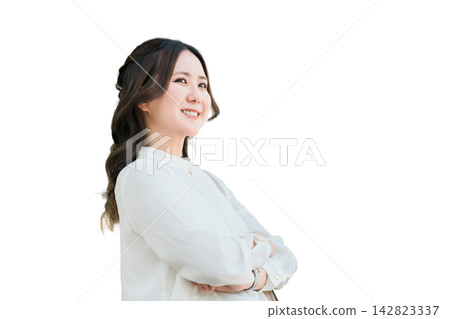 交叉雙臂的女商人(信心、動力、事業) 交叉雙臂的女商人(信心、動力、事業) 142823337