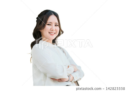 交叉雙臂的女商人(信心、動力、事業) 交叉雙臂的女商人(信心、動力、事業) 142823338