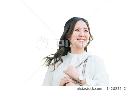 一位年輕的亞洲女商人轉過身，長髮在風中飄揚。 142823342