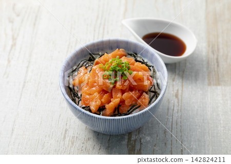 Salmon rice bowl 142824211