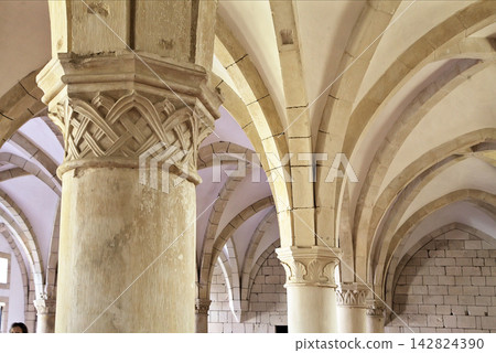 Intricate arches and columns of Monastery Santa Maria in Alcobaca, Portugal Intricate arches and columns of Monastery Santa Maria in Alcobaca, Portugal 142824390