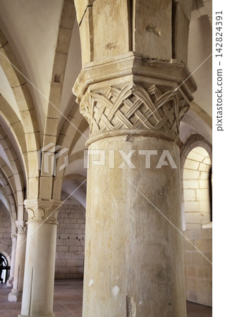 Vaulted ceiling and columns at Monastery Santa Maria in Alcobaca, Portugal Vaulted ceiling and columns at Monastery Santa Maria in Alcobaca, Portugal 142824391