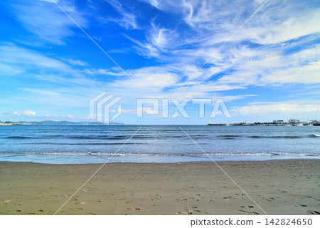 Enoshima, Katase Higashihama Beach, with Shonan Port Lighthouse and cirrus clouds. Enoshima, Katase Higashihama Beach, with Shonan Port Lighthouse and cirrus clouds. 142824650