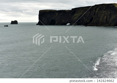 Black sand beach and volcanic rock cliffs at Kirkjufjara Beach Iceland Black sand beach and volcanic rock cliffs at Kirkjufjara Beach Iceland 142824662