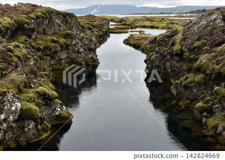 Silfra Fissure filled with glacial water between tectonic plates 142824669