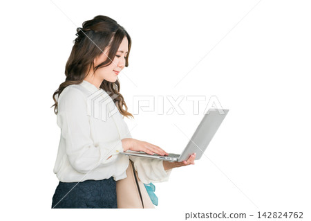 身著商務休閒裝的辦公室女性和職業女性正在使用筆記型電腦。 身著商務休閒裝的辦公室女性和職業女性正在使用筆記型電腦。 142824762