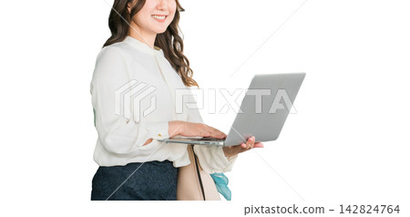 身著商務休閒裝的辦公室女性和職業女性正在使用筆記型電腦。 身著商務休閒裝的辦公室女性和職業女性正在使用筆記型電腦。 142824764
