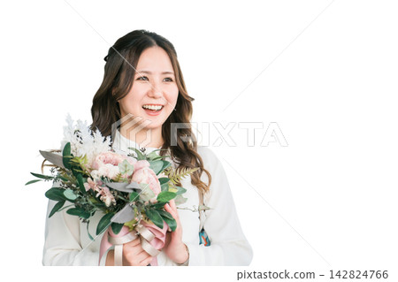 一位年輕的女商人在歡送會、歡迎會和育嬰假期間收到同事送的一束鮮花。 一位年輕的女商人在歡送會、歡迎會和育嬰假期間收到同事送的一束鮮花。 142824766