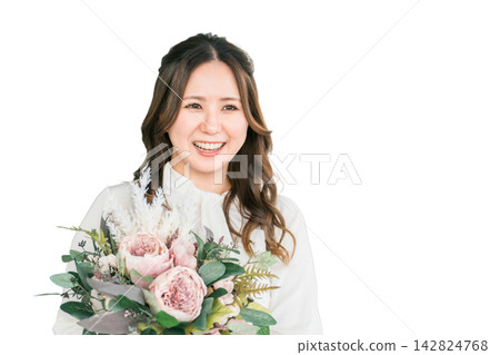 一位年輕的女商人在歡送會、歡迎會和育嬰假期間收到同事送的一束鮮花。 一位年輕的女商人在歡送會、歡迎會和育嬰假期間收到同事送的一束鮮花。 142824768