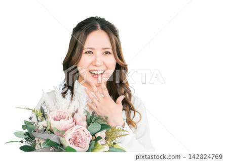 一位年輕的女商人在歡送會、歡迎會和育嬰假期間收到同事送的一束鮮花。 142824769