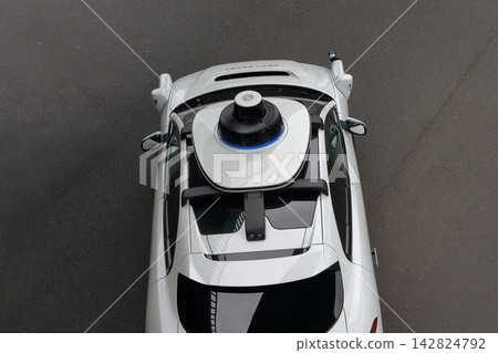 一輛汽車正在進行自動駕駛測試的圖片。 一輛汽車正在進行自動駕駛測試的圖片。 142824792
